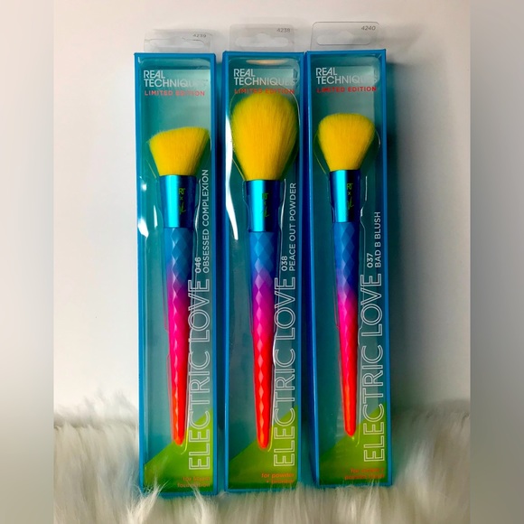 Set of 3 - Real Techniques Limited Edition Electric Love Makeup Brushes - Picture 1 of 6